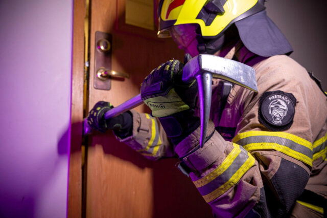 Strażak-wyważający-drzwi